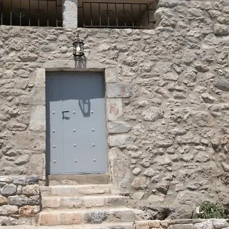 Light Stone & History-mani Traditional Stone House Láyia