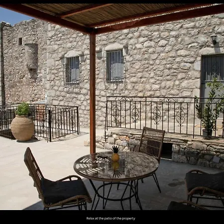 Дом отдыха Light Stone & History-mani Traditional Stone House *