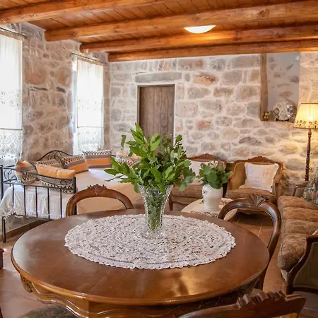 Light Stone & History-mani Traditional Stone House Láyia