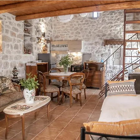 Light Stone & History-mani Traditional Stone House Lagia