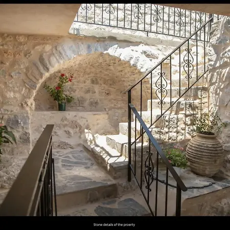 度假居 Light Stone & History-mani Traditional Stone House Láyia