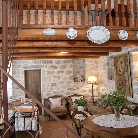 Light Stone & History-mani Traditional Stone House Lagia