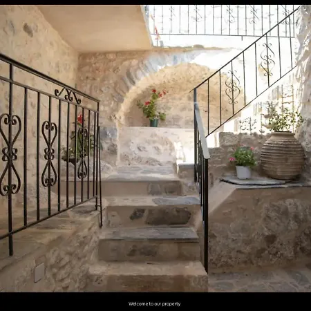 Light Stone & History-mani Traditional Stone House * Láyia
