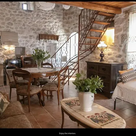 Light Stone & History-mani Traditional Stone House Lagia